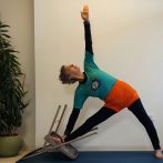 אוטיטה טריקונאסנה על כיסא הפוך