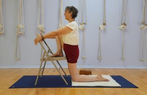 אנג'נאיאסנה בעזרת כיסא